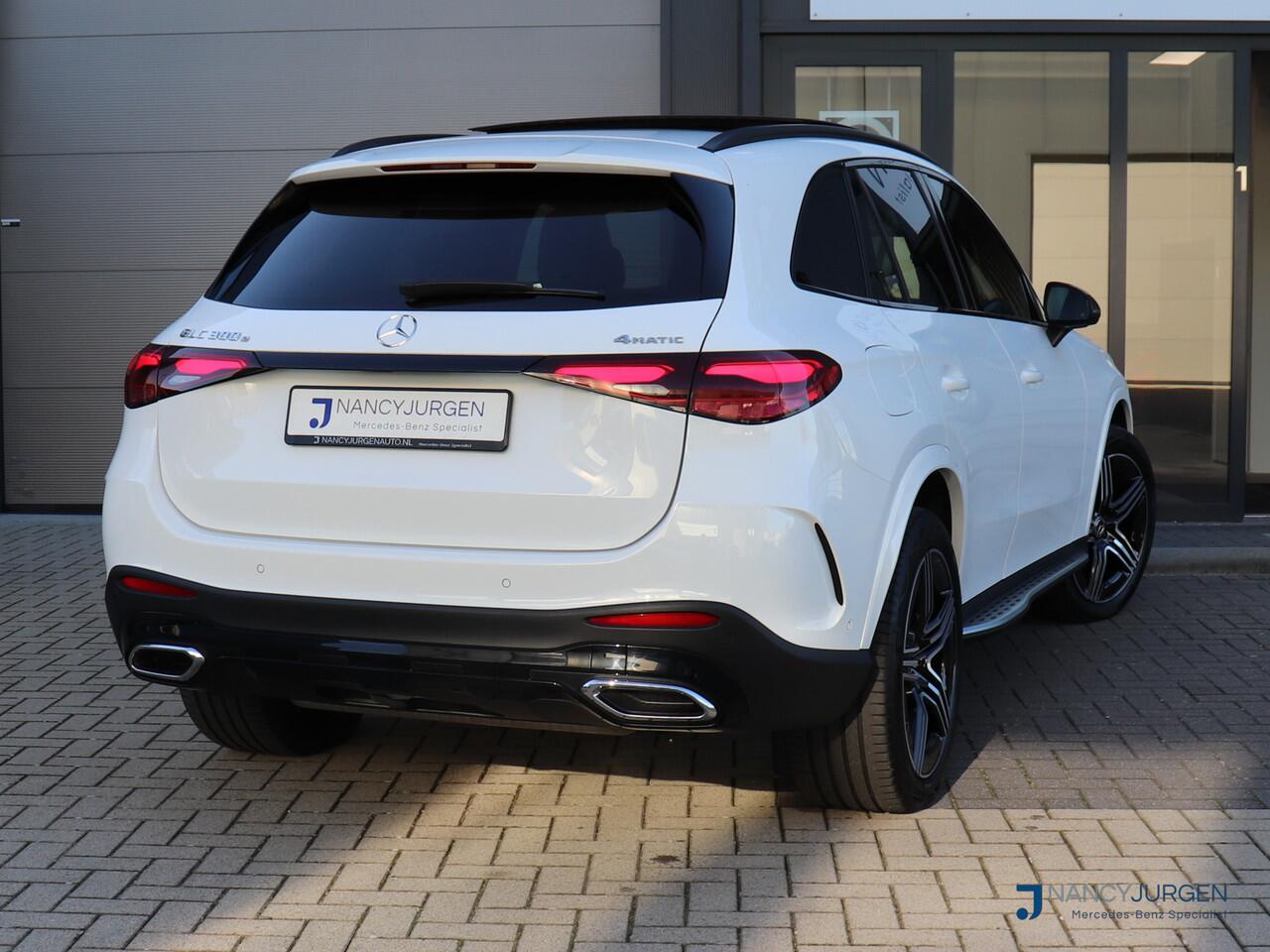Mercedes-Benz GLC-KLASSE 300e 4M | AMG | Act. Distronic | Ambiente Light | MBUX High End | Elektr. Panoramadak | Night Pakket | Winter Pakket | Parkeer Pakket + 360* Camera | Wegdraaibare Trekhaak | 360 Guard Diefstal Bev. Plus |