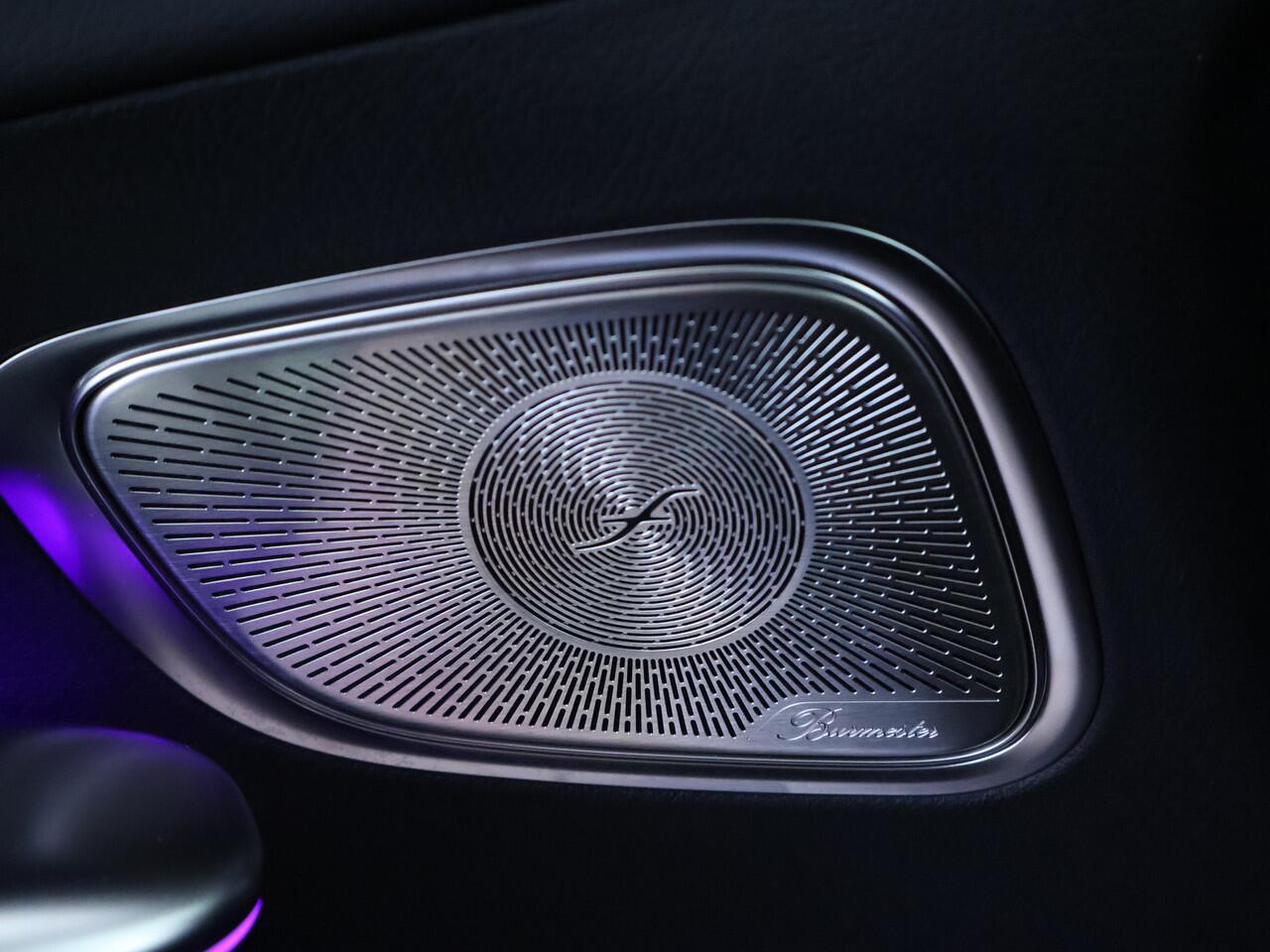 Mercedes-Benz GLC-KLASSE 300 e 4MATIC AMG P AMG Line Premium Plus | Alarm Klasse 3 | Trekhaak | Night Pakket | Distronic | Panorama Schuif-Kanteldak. Inclusief 24 maanden MB Certified garantie voor Europa.