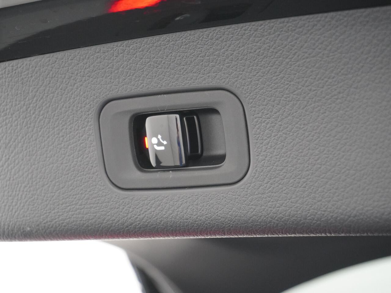 Mercedes-Benz GLC-KLASSE 300 e 4MATIC AMG Line | Achterasbesturing Luchtvering Burmester Head-Up Trekhaak Memory