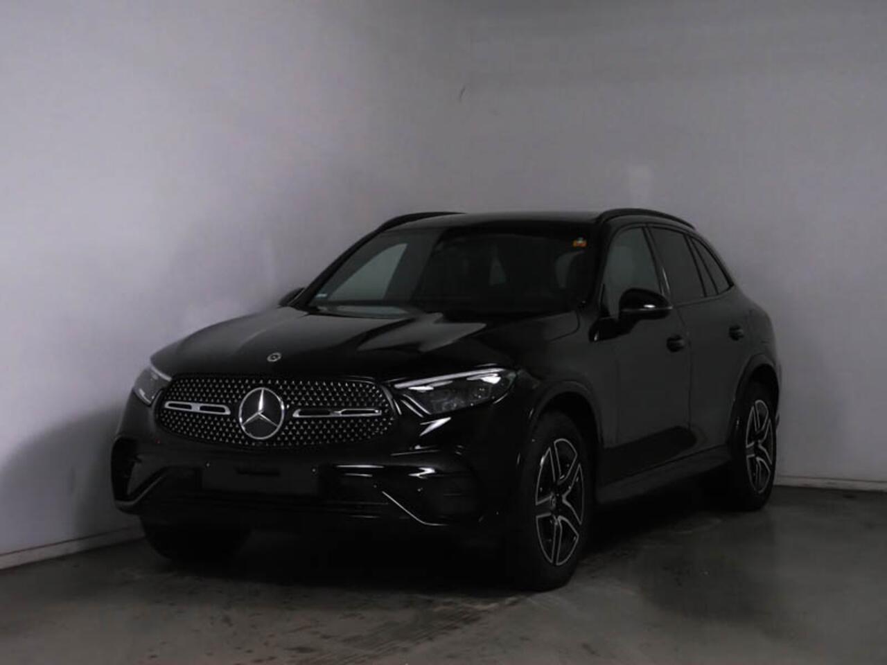 Mercedes-Benz GLC-KLASSE 300 e 4MATIC AMG Plug-In Hybride Edition AMG-Line | Panorama Schuif-Kanteldak | Alarm Klasse 3 | Trekhaak| Digital Licht | Night Pakket | Stuur en Stoelverwarming. Inclusief 24 maanden MB Certified garantie voor Europa.