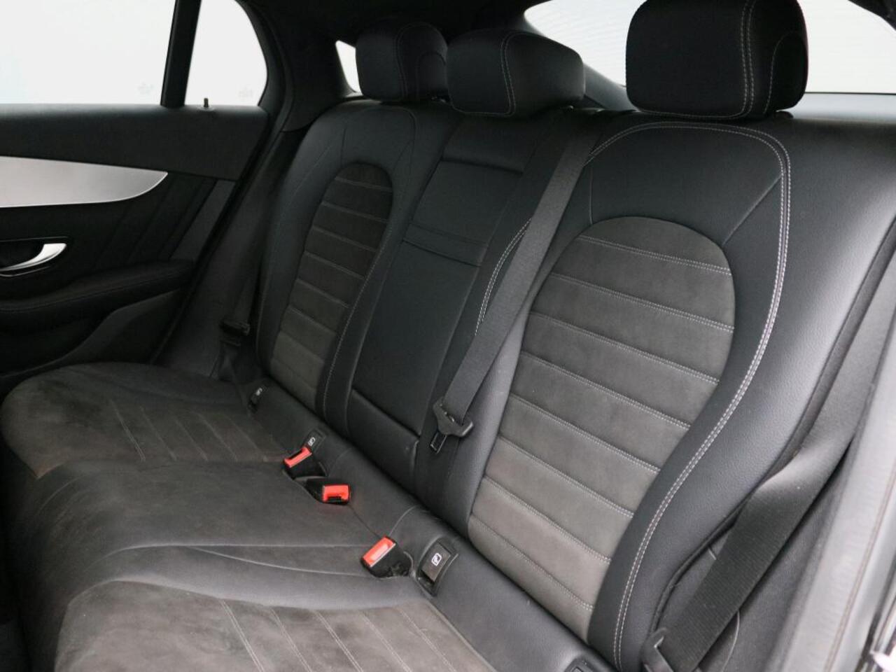 Mercedes-Benz GLC-KLASSE Coupé 300 e 4MATIC AMG Nightpakket | Schuifdak | Alarm | Burmester® | Keyless Go | 360° Camera | Sfeerverlichting | Inclusief 24 maanden Mercedes-Benz Certified garantie voor Europa.