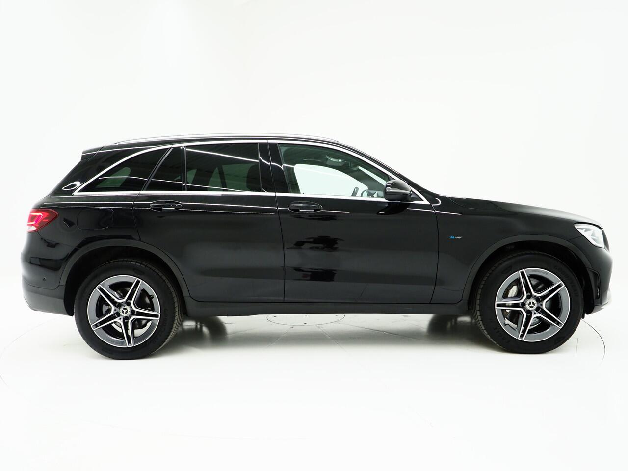 Mercedes-Benz GLC-KLASSE 300e 4MATIC AMG | Panoramadak | Trekhaak | Camera | Cruise | DAB | Stoelverwarming