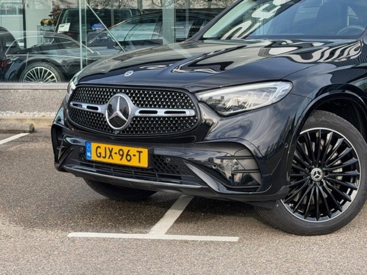 Mercedes-Benz GLC-KLASSE 300e 4MATIC AMG I Airmatic l Gestuurde achteras l Panoramadak l Burmester l Distronic l LED met adaptief groot licht assistent l Memory l MBUX l Wegklapbare trekhaak l Sfeerverlichting l 360 Camera | Techniek- pakket l Winter pakket l Smartphone integrati