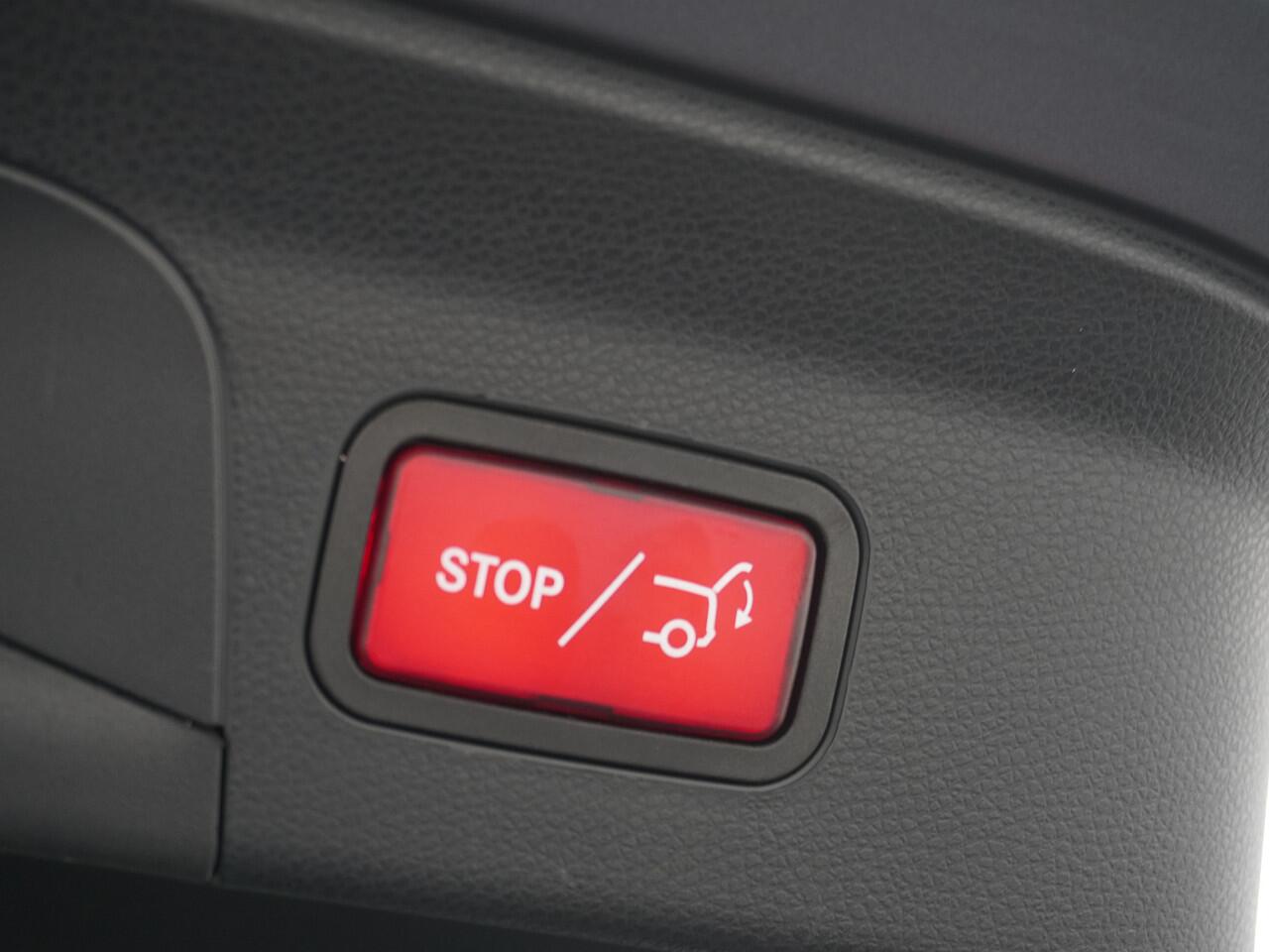 Mercedes-Benz GLC-KLASSE 300e Coupé AMG 4Matic // Burmester / Magno Grijs // 20 inch // Treeplanken // Night pakket