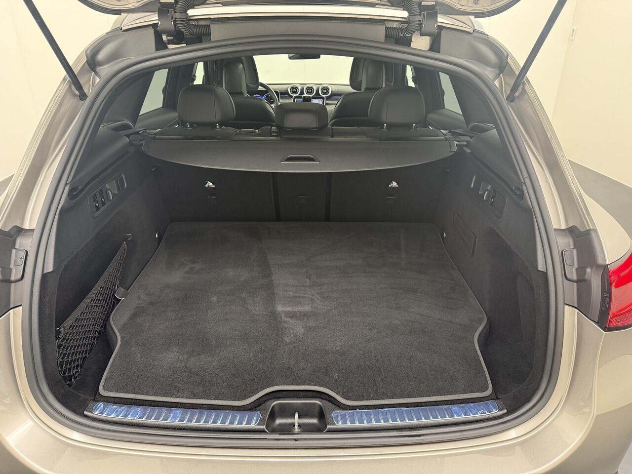 Mercedes-Benz GLC-KLASSE 400e 4Matic AMG 381PK // Airmatic // Trekhaak // Achteras besturing // Panoramadak // Memory // Treeplanken // 20 inch // Camera