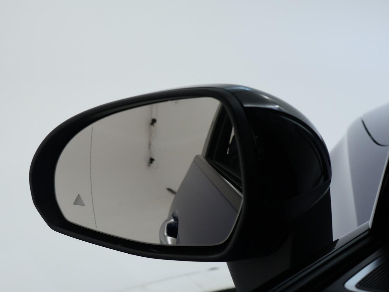 Mercedes-Benz GLC-KLASSE 300 e 4MATIC AMG Plug-In Hybride AMG line | Night Pakket | Panorama Schuif-Kanteldak | 20" multispaaks lichtmetalen AMG velgen | 360° camera. Inclusief 24 maanden MB Certified garantie voor Europa.