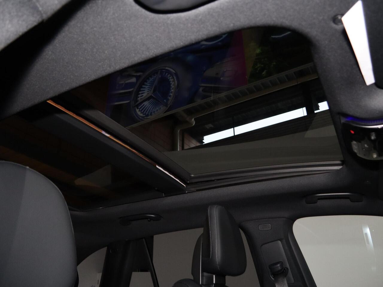 Mercedes-Benz GLC-KLASSE 300e 4MATIC Sport Edition | Panoramaschuifdak | Premium pakket | Nightpakket | 360° camera | Dodehoekassistent | DIGITAL LIGHT | Trekhaak |