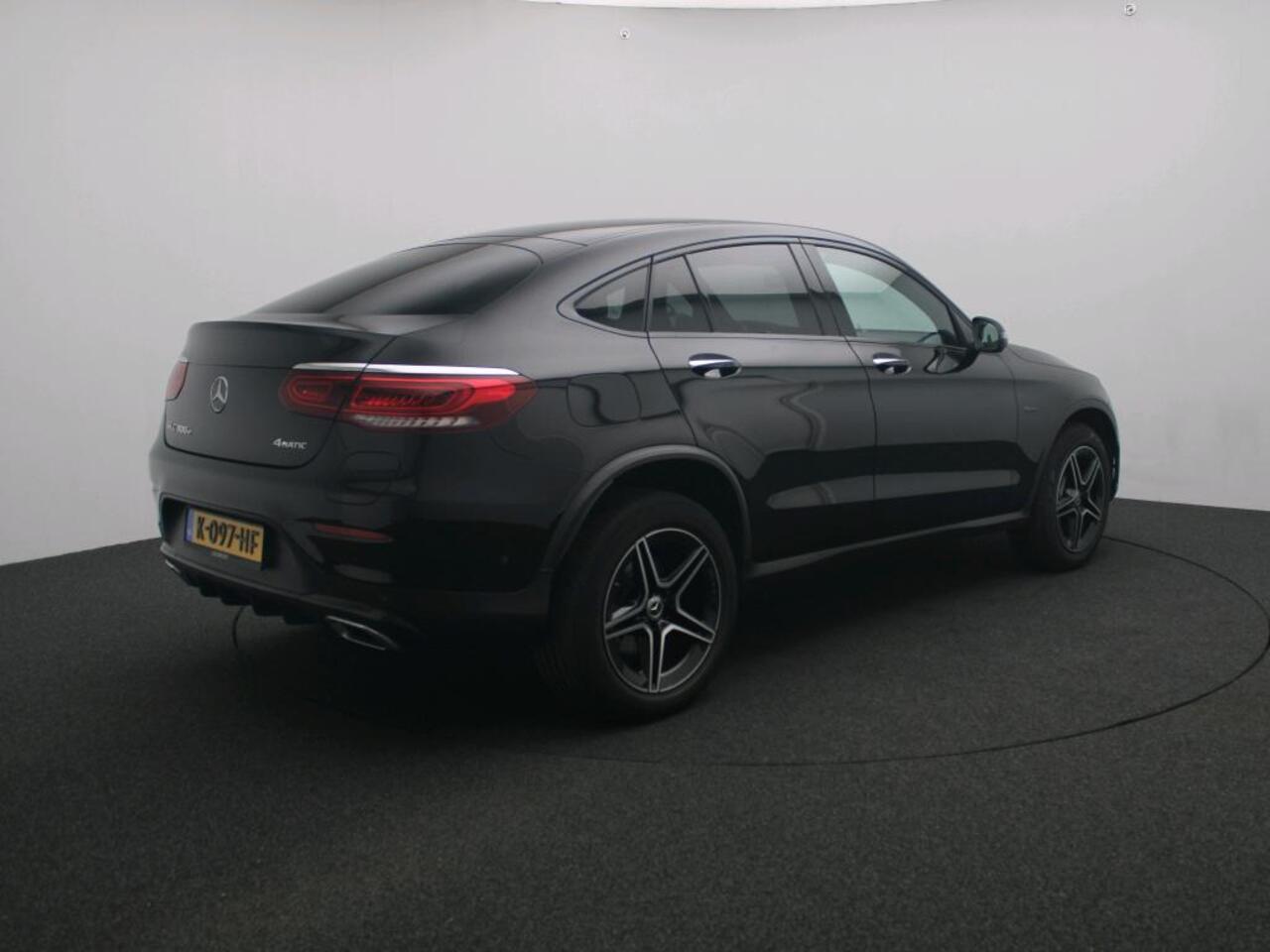 Mercedes-Benz GLC-KLASSE Coupé 300 e 4MATIC AMG Nightpakket | Schuifdak | Alarm | Burmester® | Keyless Go | 360° Camera | Sfeerverlichting | Inclusief 24 maanden Mercedes-Benz Certified garantie voor Europa.