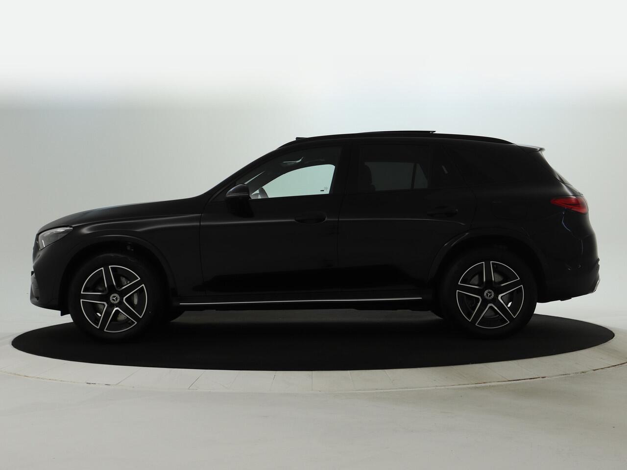 Mercedes-Benz GLC-KLASSE 300 e 4MATIC AMG Plug-In Hybride | Edition AMG-Line | Panorama Schuif-Kanteldak | Alarm Klasse 3 | Trekhaak | Burmester® | Inclusief 24 maanden MB Certified garantie voor Europa.
