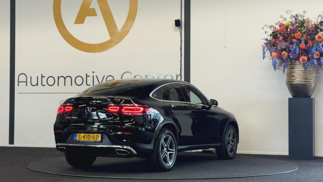 Mercedes-Benz GLC-KLASSE 300e 4MATIC AMG | PHEV | CAMERA | LEER | CARPLAY | SFEERVERLICHT