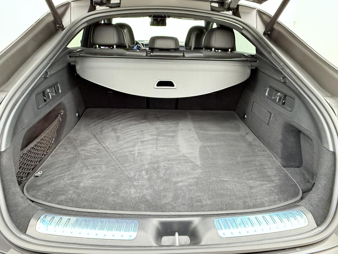 Mercedes-Benz GLC-KLASSE 300e AMG Coupé 4Matic // Trekhaak // Panoramadak // Headup Display // Burmester 3D // 360 Camera // Night pakket // Memory // Sfeerverlichting