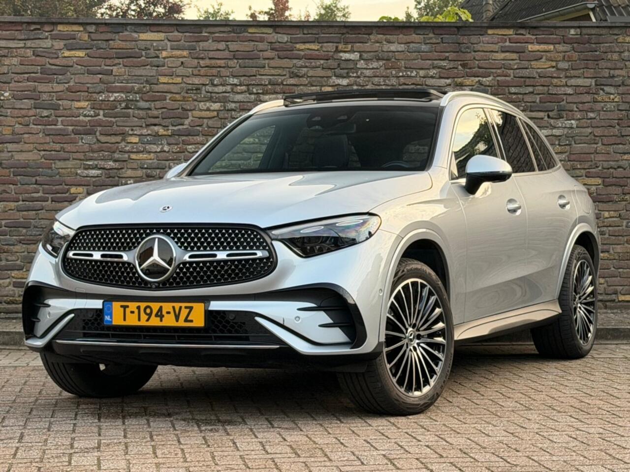 Mercedes-Benz GLC-KLASSE 300E 4MATIC AMG LINE Panodak 20 Inch Digital Light
