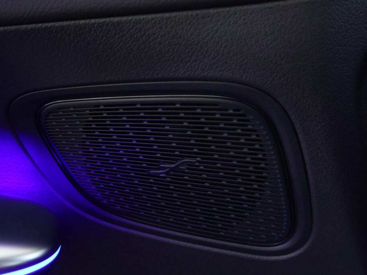 Mercedes-Benz GLC-KLASSE Coupé 300 e 4MATIC AMG Plug In Hybride | Trekhaak | Panorama Dak | Stuur- en Stoelverwarming | Digital Light | 360 gr Camera | Memory | Inclusief 24 maanden Mercedes-Benz Certified garantie voor Europa.