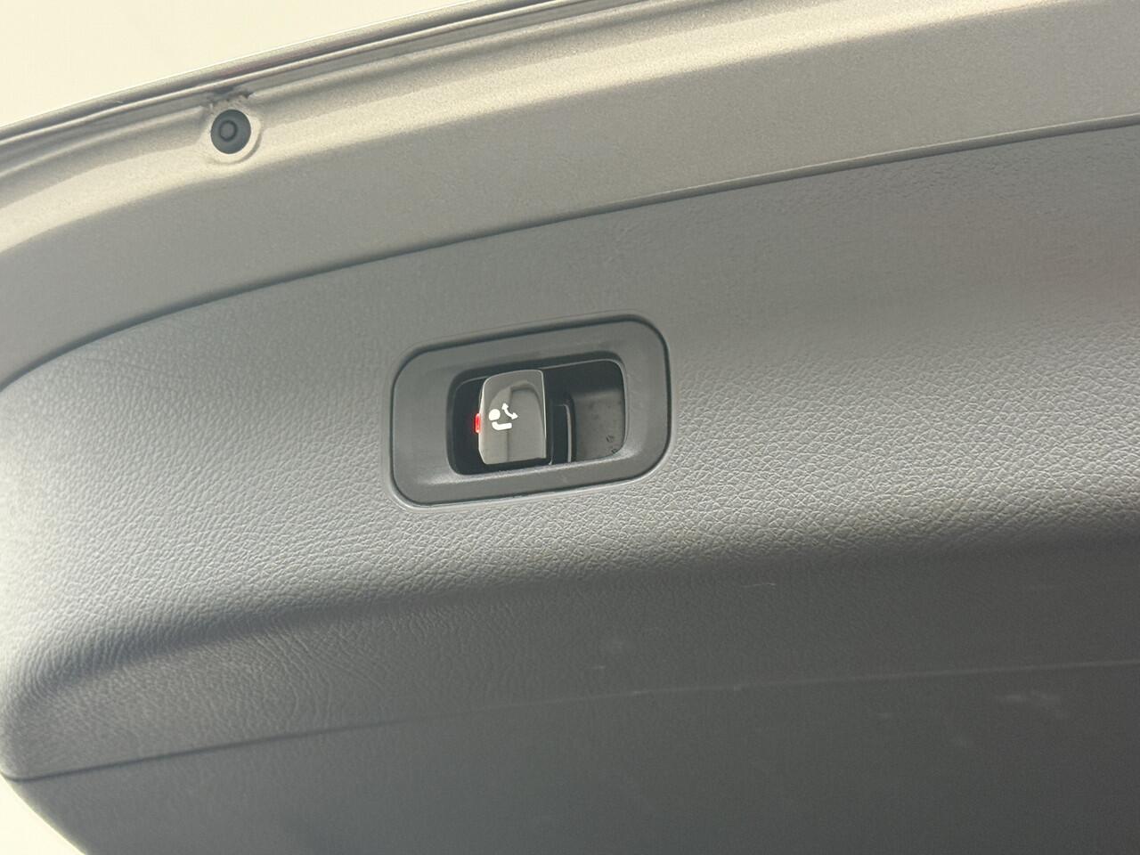 Mercedes-Benz GLC-KLASSE 400e 4Matic AMG 381PK // Airmatic // Trekhaak // Panoramadak // Achteras besturing // Memory // Treeplanken // 20 inch // Camera