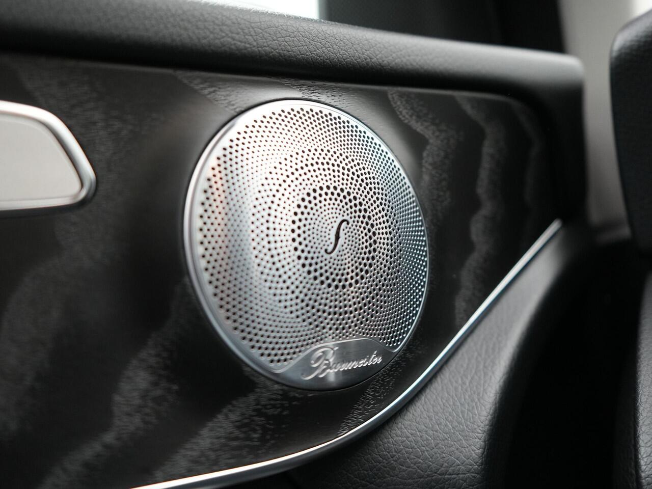 Mercedes-Benz GLC-KLASSE 300e 4MATIC AMG Plug In Hybrid 320pk Dealer O.H PHEV | Panodak | Adaptive Cruise | Burmester Audio | Camera | 20"L.M | Lederen Sportstoelen Verwarmd | Apple Carplay | Blis | Sfeerverlichting | Navigatie | DAB |