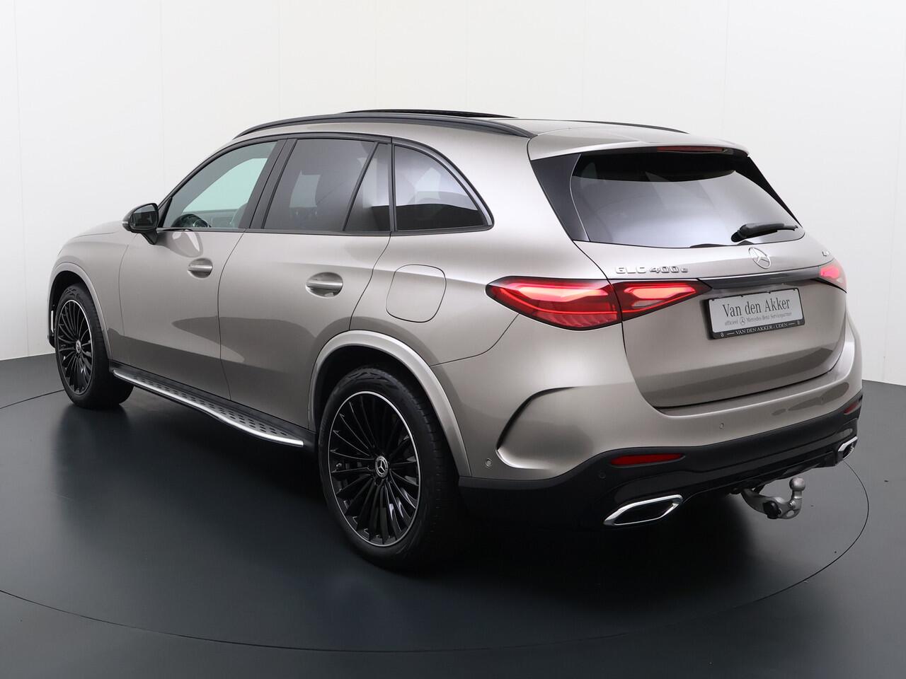 Mercedes-Benz GLC-KLASSE 400e 4Matic AMG 381PK // Airmatic // Trekhaak // Achteras besturing // Panoramadak // Memory // Treeplanken // 20 inch // Camera