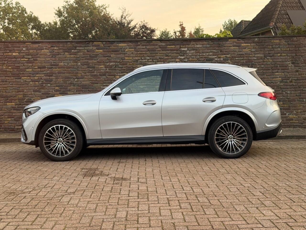 Mercedes-Benz GLC-KLASSE 300E 4MATIC AMG LINE Panodak 20 Inch Digital Light