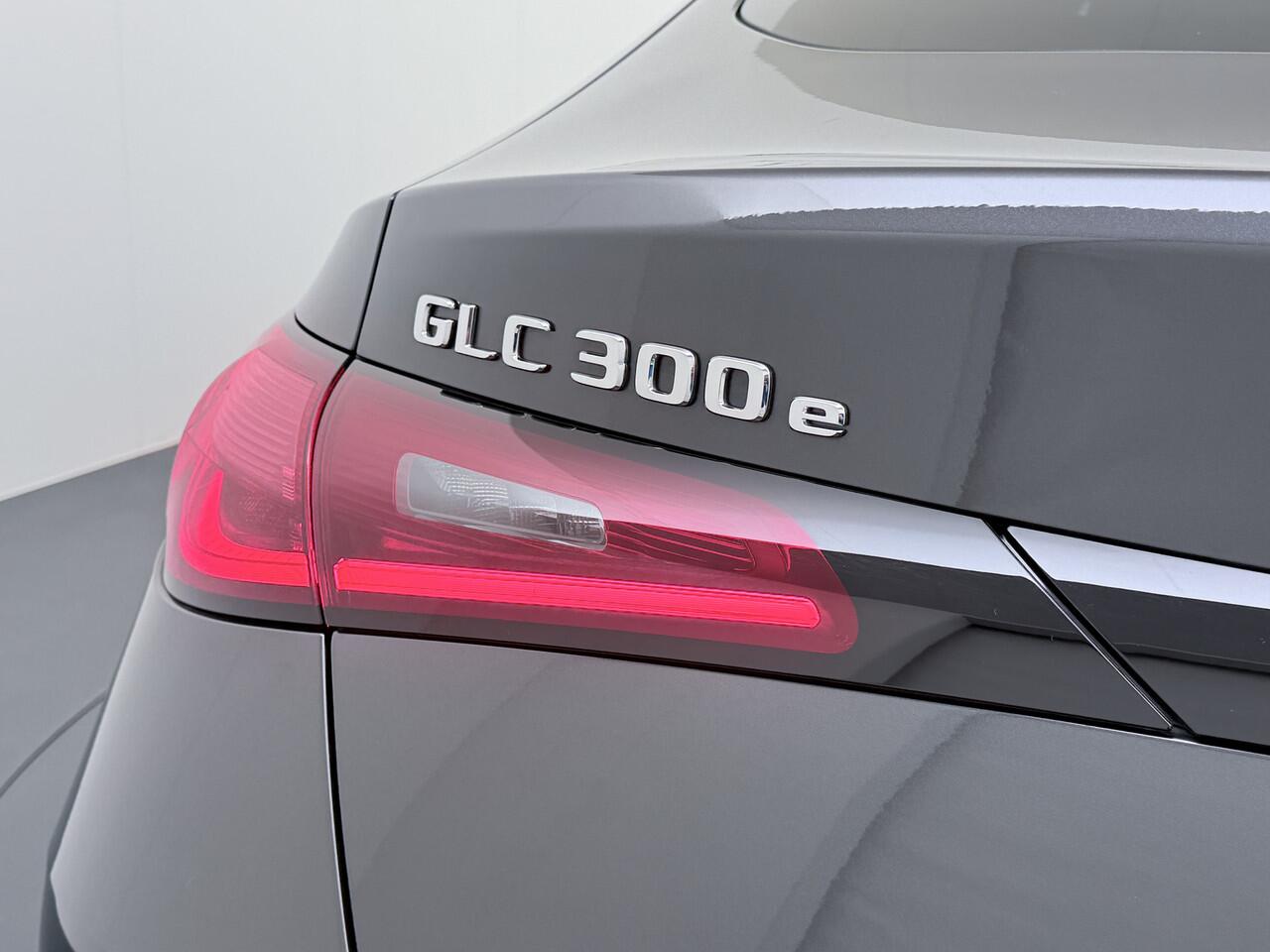 Mercedes-Benz GLC-KLASSE 300e AMG Coupé 4Matic // Trekhaak // Panoramadak // Headup Display // Burmester 3D // 360 Camera // Night pakket // Memory // Sfeerverlichting