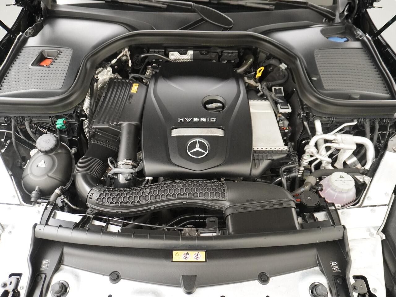 Mercedes-Benz GLC-KLASSE 300e AMG 4Matic // Panoramadak // Burmester // 360 Camera // Keyless // Carbon // Sfeerverlichting // Carplay