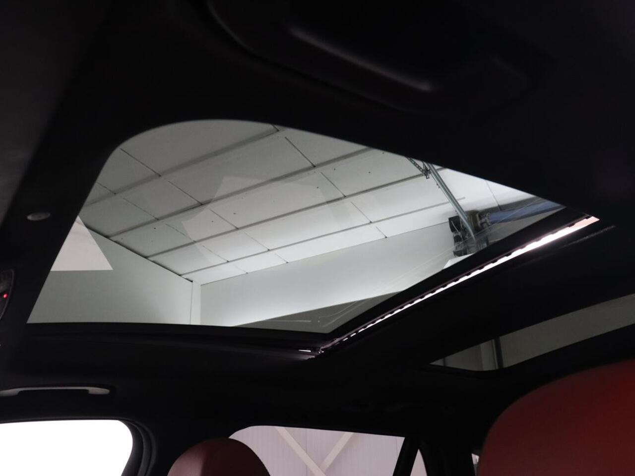 Mercedes-Benz GLC-KLASSE 300e 4Matic AMG | Panoramadak | Two-Tone Leder | 360 Camera | Stoelverwarming | Burmester | Carplay | Digital Cockpit | Keyless | Navigatie | Sfeerverlichting | PHEV | Plug In