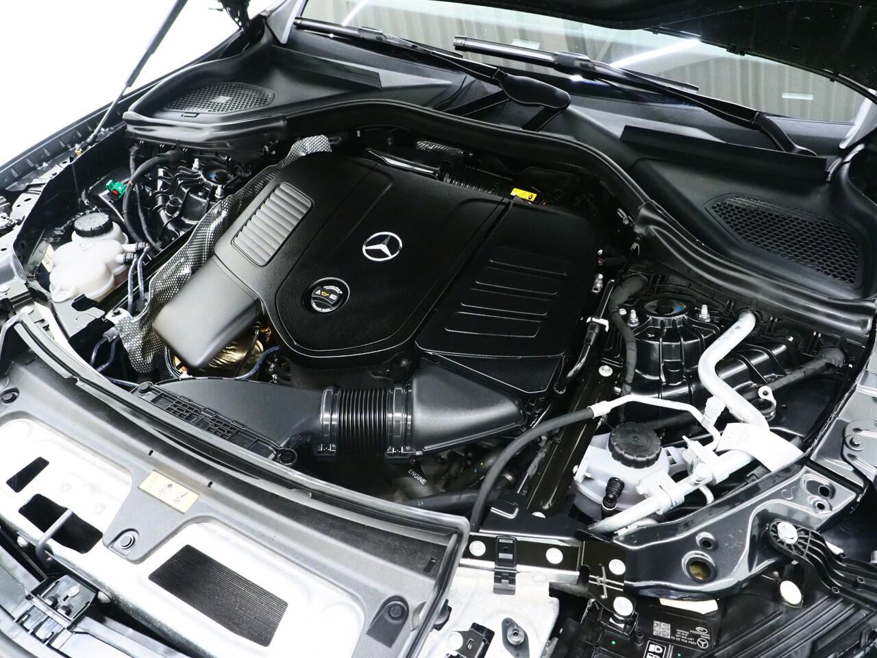 Mercedes-Benz GLC-KLASSE 300e 4MATIC Luxury Line | Panoramadak | Massage | Burmester | Trekhaak | 360 | Leder | Adaptive Cruise