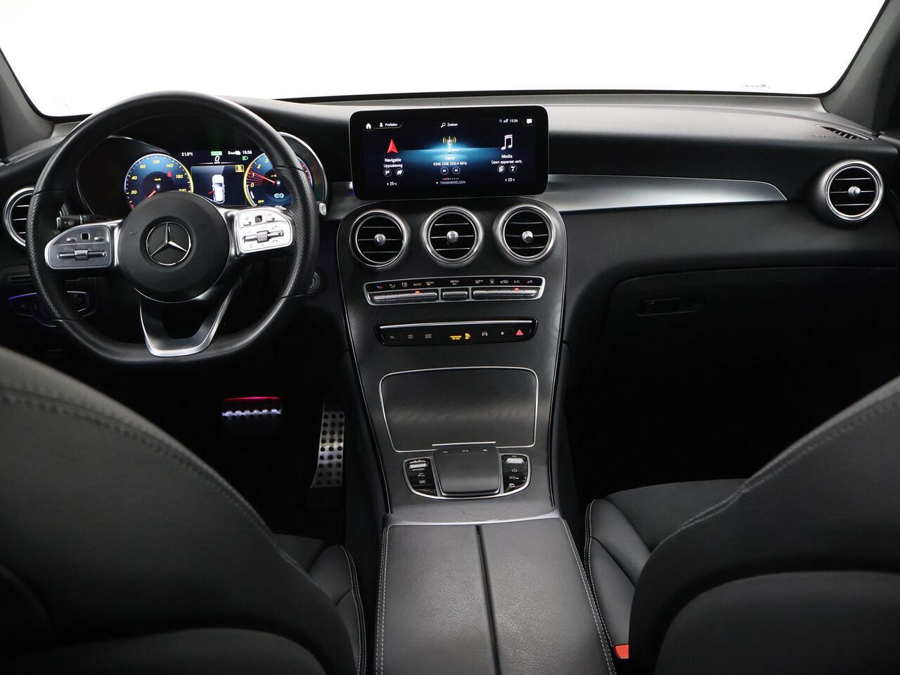 Mercedes-Benz GLC-KLASSE 300e 4MATIC | AMG Line | Panoramadak | Stoelverwarming | Sfeerverlichting | Apple carplay/Android auto | 360° Camera |