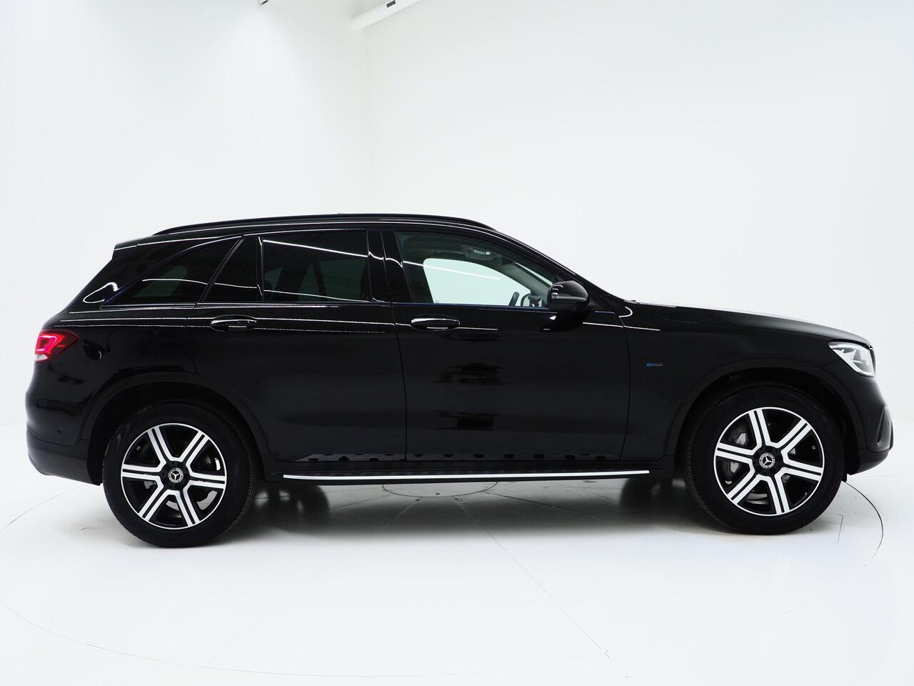 Mercedes-Benz GLC-KLASSE 300e 4MATIC Premium Night Black | Panoramadak | 360 | Keyless | Adaptive Cruise | Treeplanken | Carplay