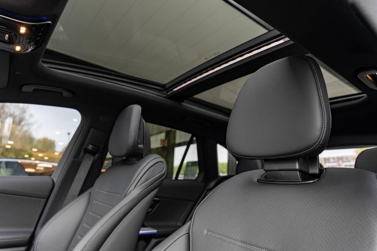 Mercedes-Benz GLC-KLASSE 300e 4MATIC Sport Edition | Panoramaschuifdak | Premium pakket | Nightpakket | 360° camera | Dodehoekassistent | DIGITAL LIGHT | Trekhaak |