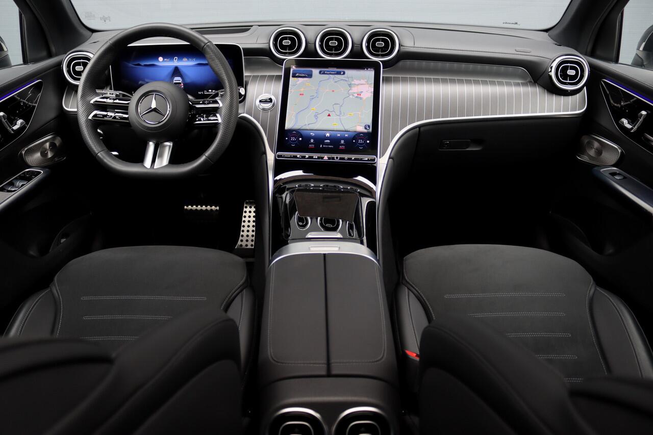 Mercedes-Benz GLC-KLASSE 300e 4MATIC Premium+ AMG Line Aut9 | Luchtvering | Achterasbesturing | Distronic+ | Burmester | Trekhaak | HUD | Verwarmd Stuurwiel | Digital Light | Keyless Go |