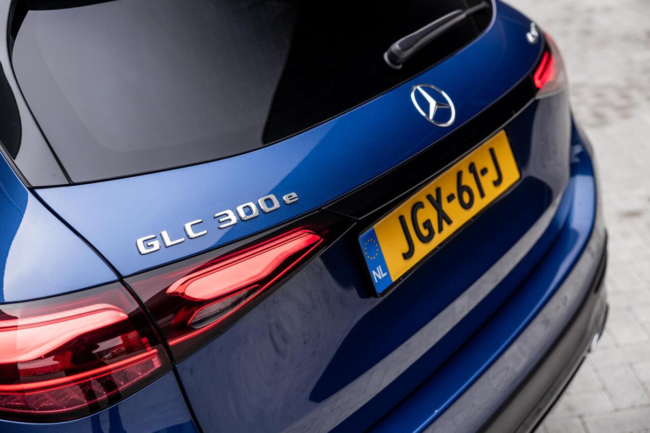 Mercedes-Benz GLC-KLASSE 300e 4MATIC Sport Edition | Panoramaschuifdak | Premium pakket | Nightpakket | Trekhaak | 360° camera | Dodehoekassistent | DIGITAL LIGHT |