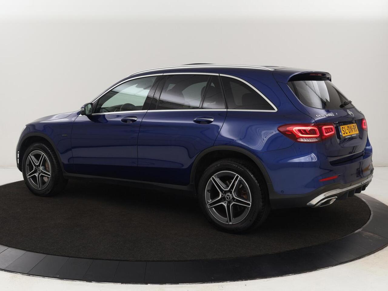 Mercedes-Benz GLC-KLASSE 300e 4Matic AMG | Panoramadak | Two-Tone Leder | 360 Camera | Stoelverwarming | Burmester | Carplay | Digital Cockpit | Keyless | Navigatie | Sfeerverlichting | PHEV | Plug In