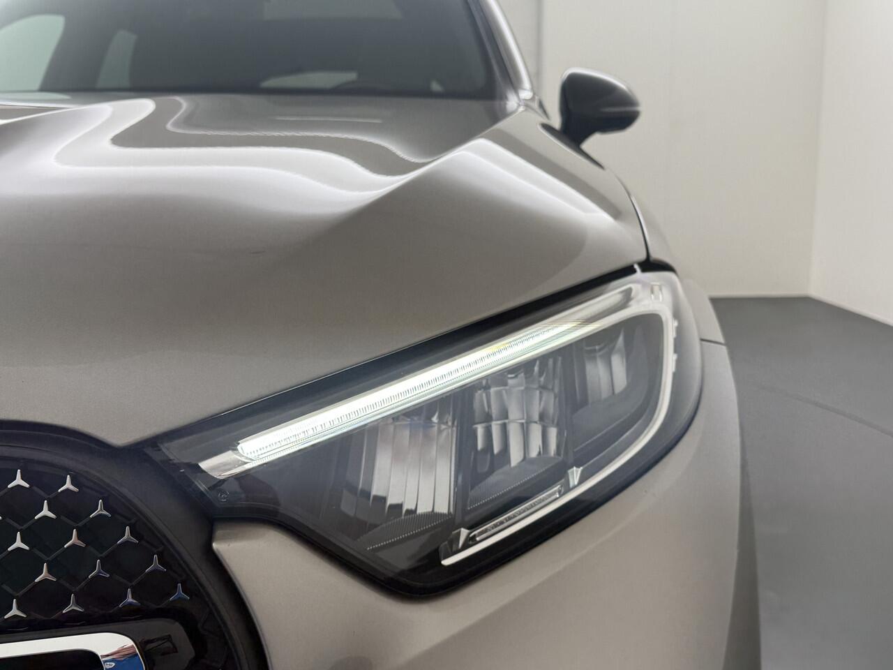 Mercedes-Benz GLC-KLASSE 400e 4Matic AMG 381PK // Airmatic // Trekhaak // Panoramadak // Achteras besturing // Memory // Treeplanken // 20 inch // Camera