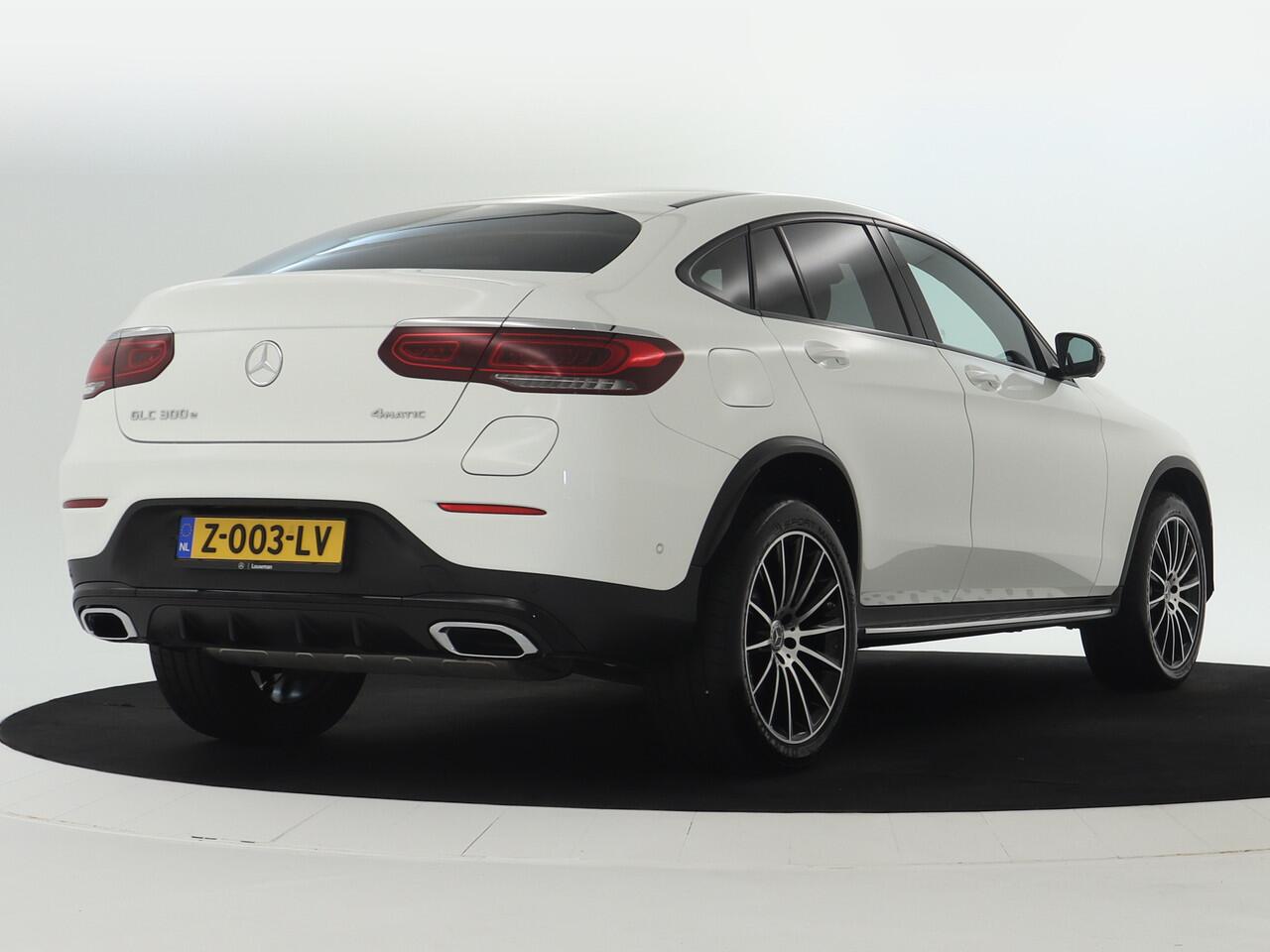 Mercedes-Benz GLC-KLASSE 300 e 4-MATIC AMG Nightpakket | Schuifdak | 360 gr. Camera | Stoelverwarming voor / achter | Sfeerverlichting | Dode Hoek Ass | Inclusief 24 maanden Mercedes-Benz Certified garantie voor Europa.