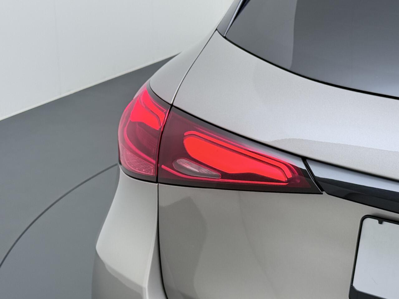 Mercedes-Benz GLC-KLASSE 300e AMG 4Matic // Trekhaak // Distronic // Panoramadak // 360 Camera // Memory // Night Pakket // Digital Light