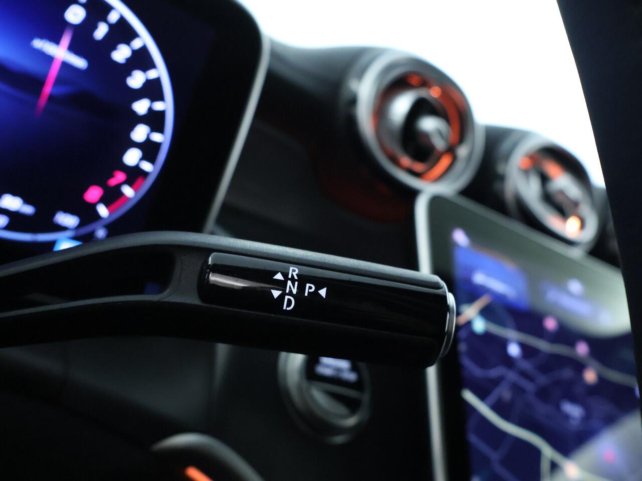 Mercedes-Benz GLC-KLASSE 300 e 4MATIC AMG Plug-In Hybride AMG line | Night Pakket | Panorama Schuif-Kanteldak | 20" multispaaks lichtmetalen AMG velgen | 360° camera. Inclusief 24 maanden MB Certified garantie voor Europa.