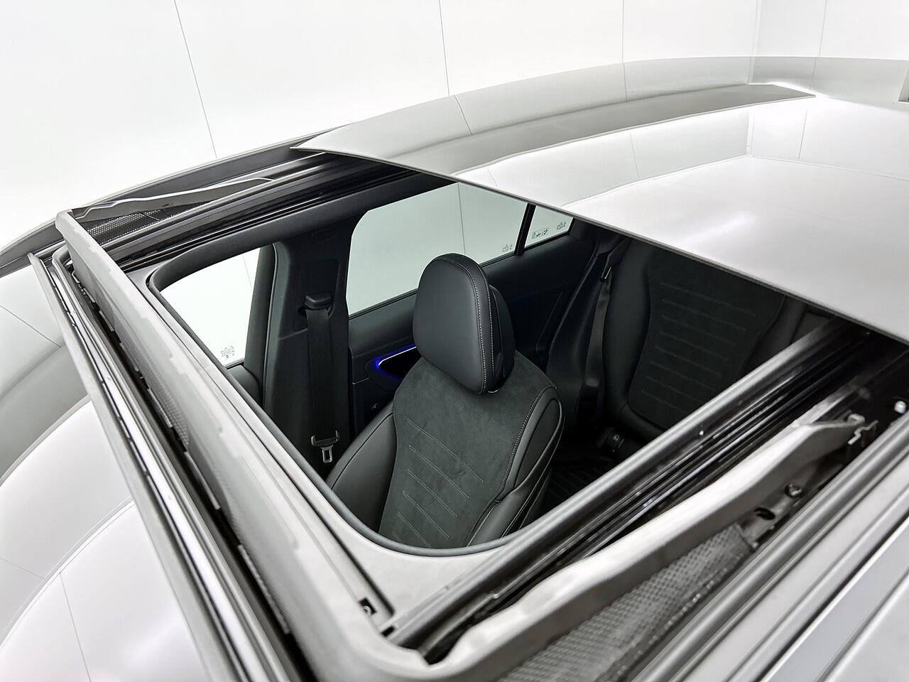 Mercedes-Benz GLC-KLASSE 300e 4MATIC Sport Edition | Premium pakket | Trekhaak | Treeplanken | Rijassistentiepakket Plus | Nightpakket | 20'' multispaaks velgen | DIGITAL LIGHT | 360°-camera | Memorypakket | Augmented Reality navigatie |