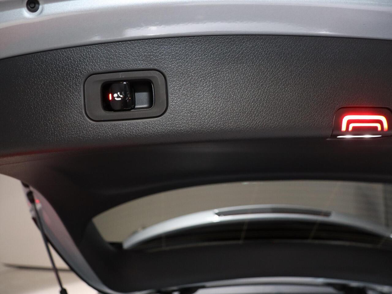 Mercedes-Benz GLC-KLASSE 300e 4MATIC Sport Edition | Panoramaschuifdak | Premium pakket | Nightpakket | 360° camera | Dodehoekassistent | DIGITAL LIGHT | Trekhaak |