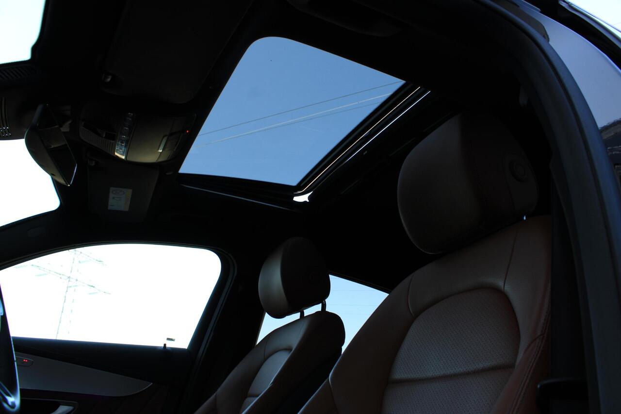 Mercedes-Benz GLC-KLASSE Coupé 300e 4M AMG Schuifdak | Trekhaak | Bruin Leder | 360 Camera | Night | 21" AMG Velgen | BTW