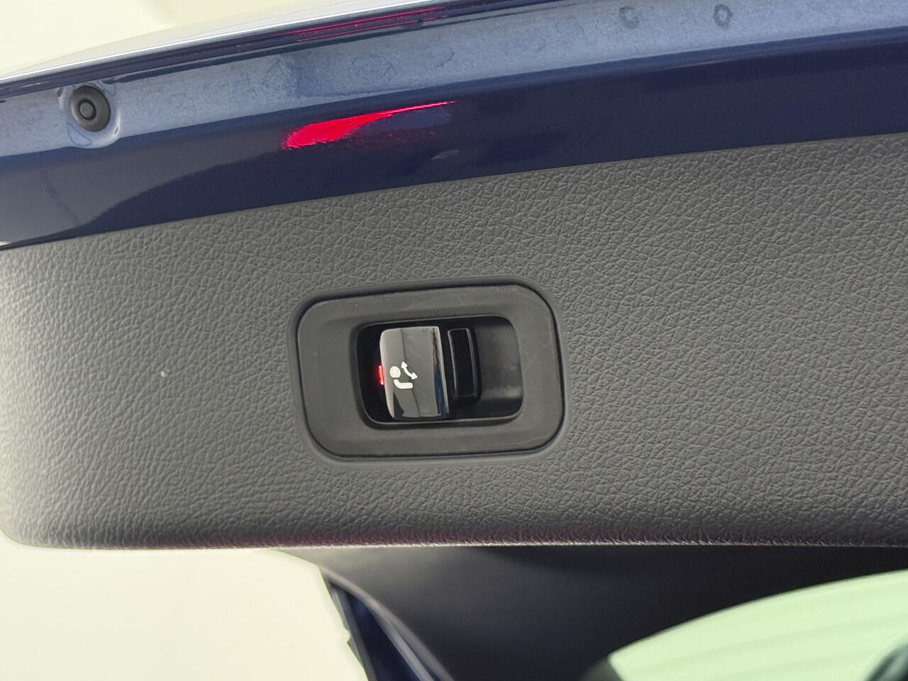 Mercedes-Benz GLC-KLASSE 300e AMG 4Matic // Trekhaak // Massage // Burmester 3D // Multi Contour Stoelen // 360 // Distronic // Panoramadak // AirBalance