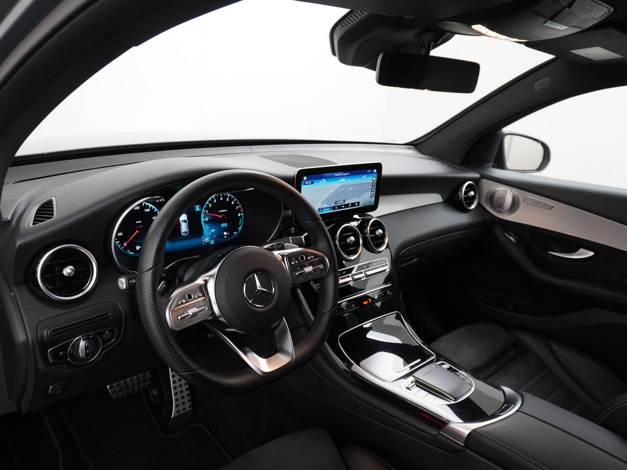 Mercedes-Benz GLC-KLASSE 300e Coupé AMG 4Matic // Burmester / Magno Grijs // 20 inch // Treeplanken // Night pakket