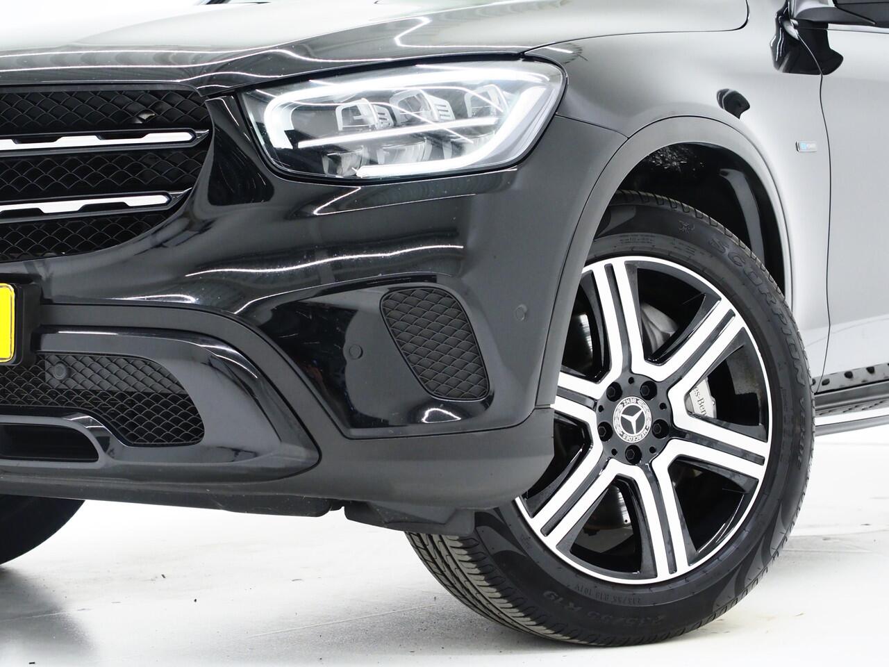 Mercedes-Benz GLC-KLASSE 300e 4MATIC Premium Night Black | Panoramadak | 360 | Keyless | Adaptive Cruise | Treeplanken | Carplay