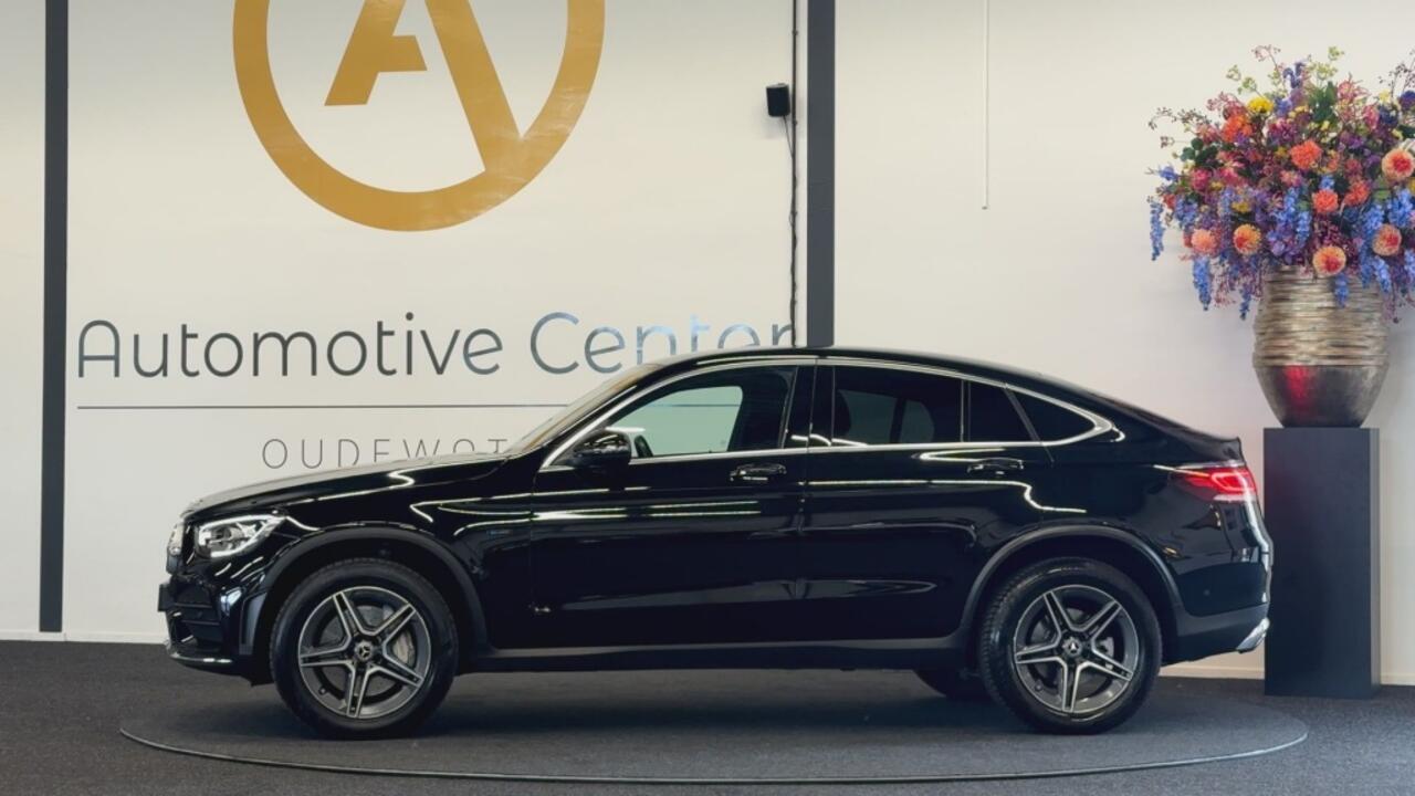 Mercedes-Benz GLC-KLASSE 300e 4MATIC AMG | PHEV | CAMERA | LEER | CARPLAY | SFEERVERLICHT