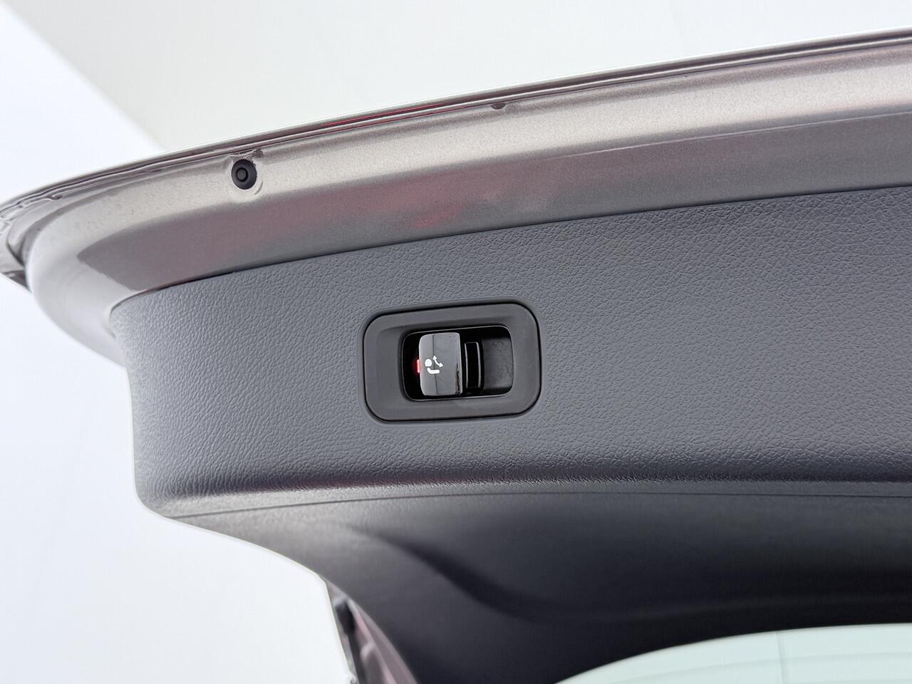 Mercedes-Benz GLC-KLASSE 300e AMG 4Matic // Trekhaak // Distronic // Panoramadak // 360 Camera // Memory // Night Pakket // Digital Light