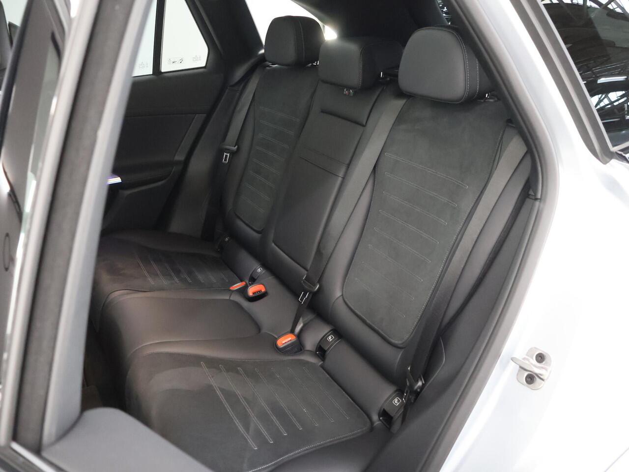 Mercedes-Benz GLC-KLASSE 300e 4MATIC Sport Edition | Panoramaschuifdak | Premium pakket | Nightpakket | 360° camera | Dodehoekassistent | DIGITAL LIGHT |