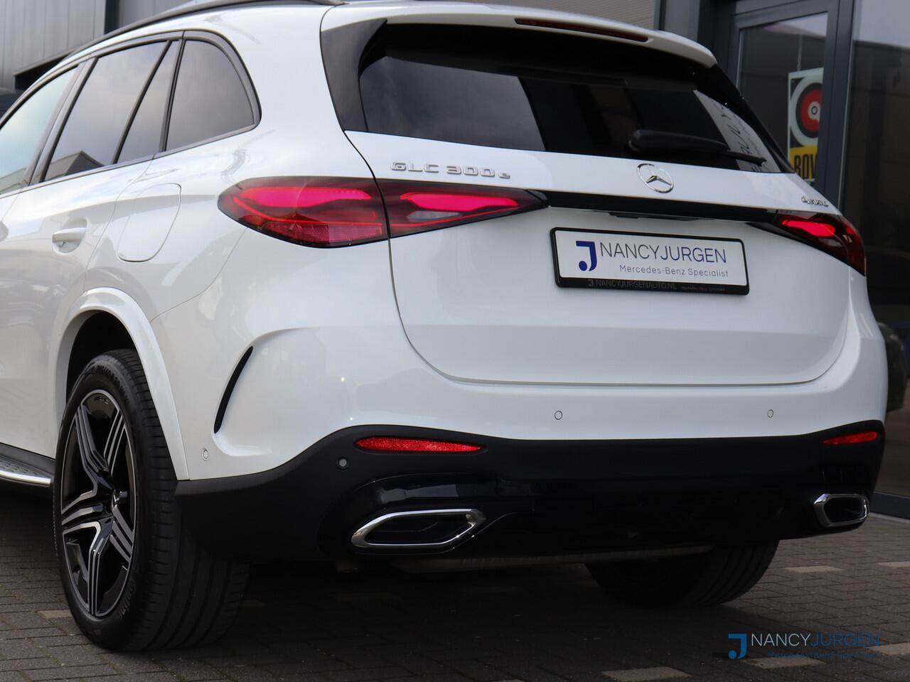 Mercedes-Benz GLC-KLASSE 300e 4M | AMG | Act. Distronic | Ambiente Light | MBUX High End | Elektr. Panoramadak | Night Pakket | Winter Pakket | Parkeer Pakket + 360* Camera | Wegdraaibare Trekhaak | 360 Guard Diefstal Bev. Plus |