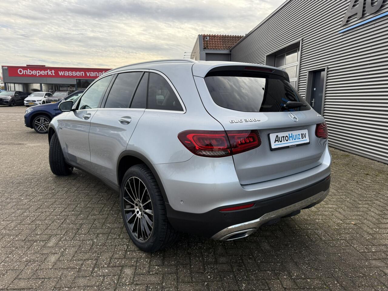 Mercedes-Benz GLC-KLASSE 300e 4MATIC Advantage Carplay Stoelverwarming Achteruitrijcamera LED 20 inch