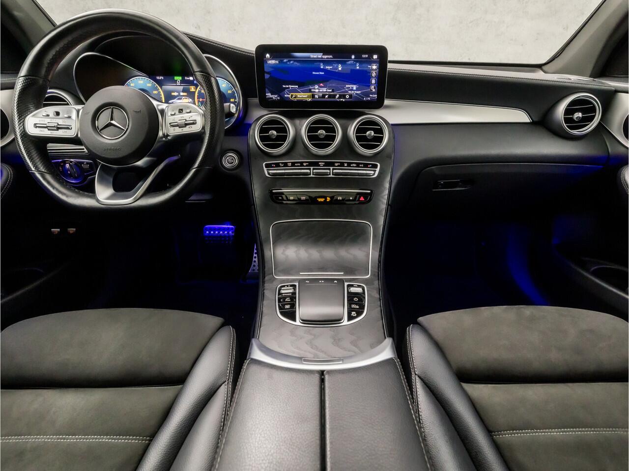 Mercedes-Benz GLC-KLASSE Coupé 300e 4MATIC AMG Sport 320Pk Automaat (SCHUIFDAK, VIRTUAL COCKPIT, SFEERVERLICHTING, LEDER/ALCANTARA, 360 CAMERA, GROOT NAVI, STOELVERWARMING, NIEUWSTAAT)