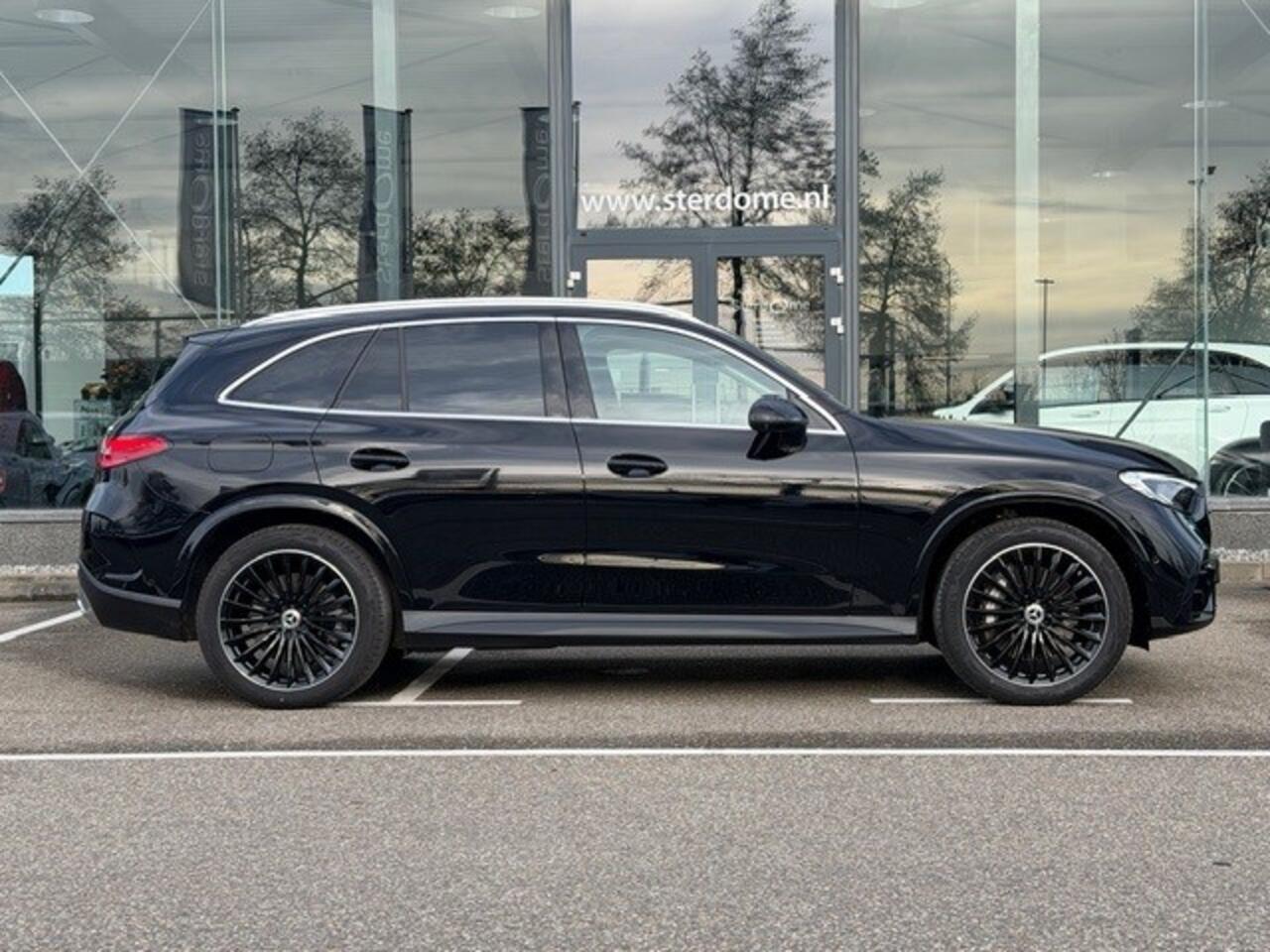 Mercedes-Benz GLC-KLASSE 300e 4MATIC AMG I Airmatic l Gestuurde achteras l Panoramadak l Burmester l Distronic l LED met adaptief groot licht assistent l Memory l MBUX l Wegklapbare trekhaak l Sfeerverlichting l 360 Camera | Techniek- pakket l Winter pakket l Smartphone integrati