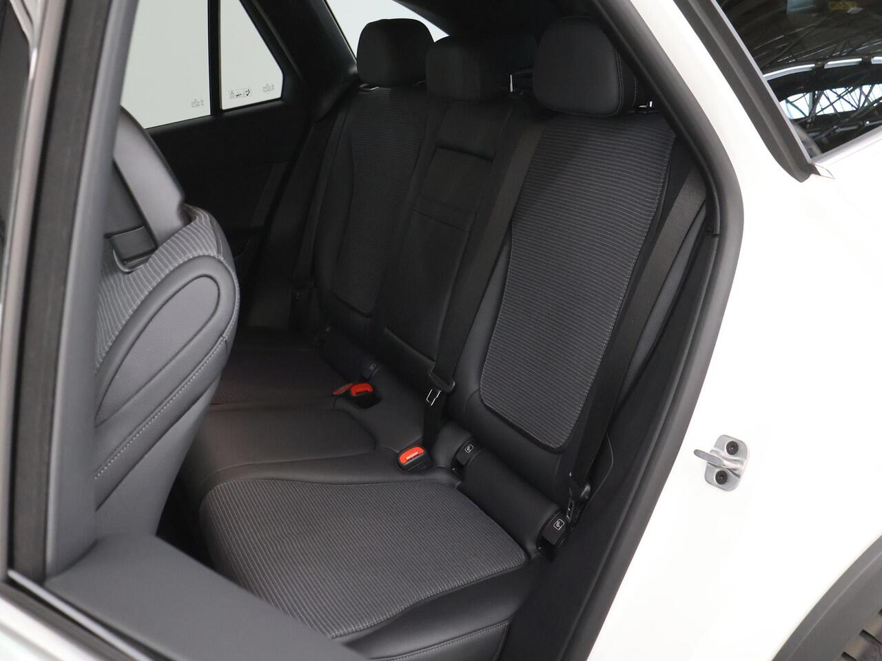 Mercedes-Benz GLC-KLASSE 300e 4MATIC Luxury Line | Digital Light | Memory | Stoelverwarming | Sfeerverlichting |