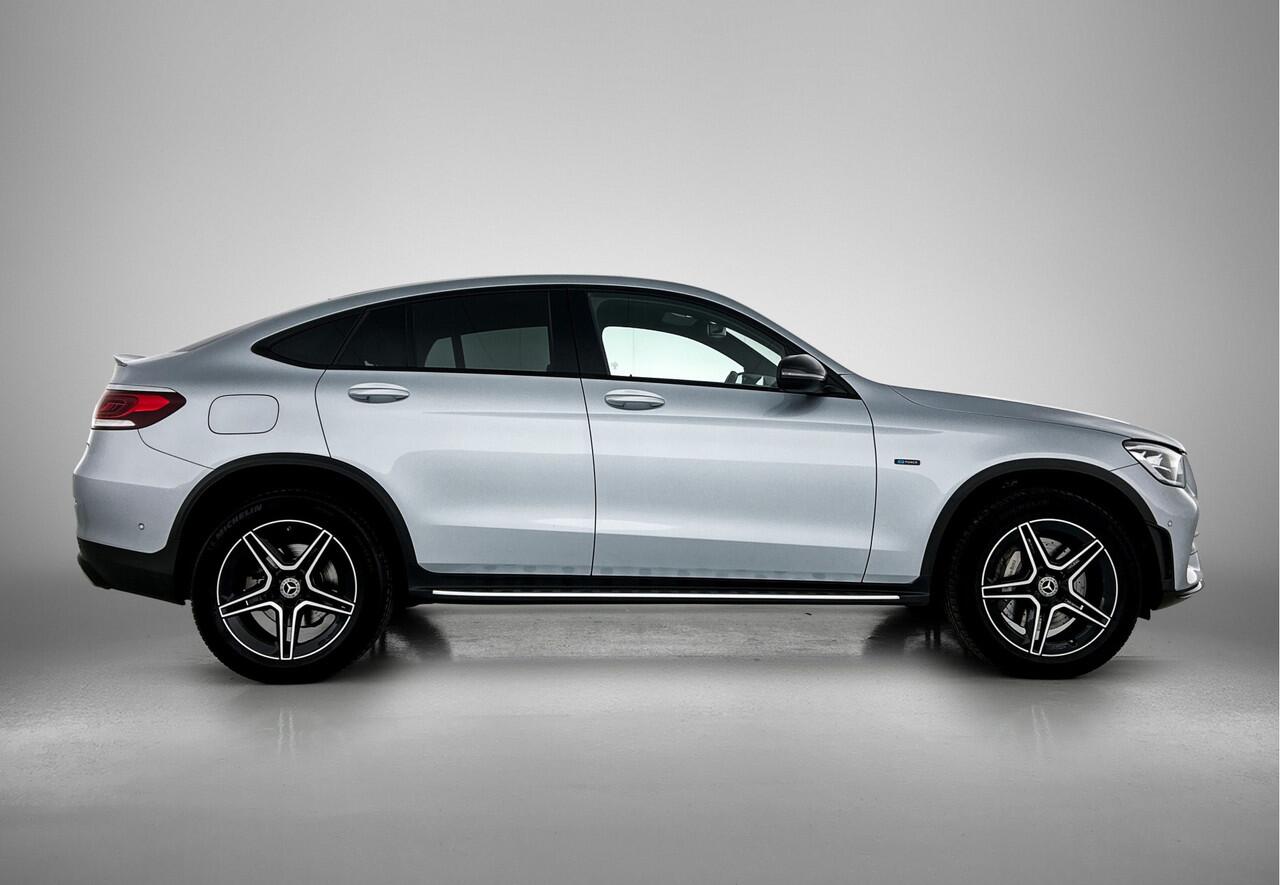 Mercedes-Benz GLC-KLASSE Coupé 300 e 4MATIC Business Solution AMG | Achteruitrijcamera | Apple CarPlay | Treeplanken | Spoiler | Inclusief 24 maanden MB Certified garantie voor Europa.